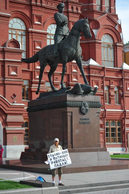 Манежная площадь. На снимке: памятник маршалу Г.К.Жукову. Мужчина с плакатом `Сталин жив и Путиным работает. Падла!`