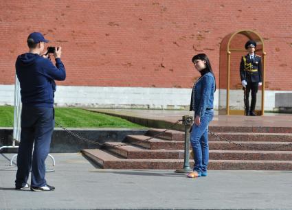 Александровский сад. На снимке: пара фотографируется у поста № 1.