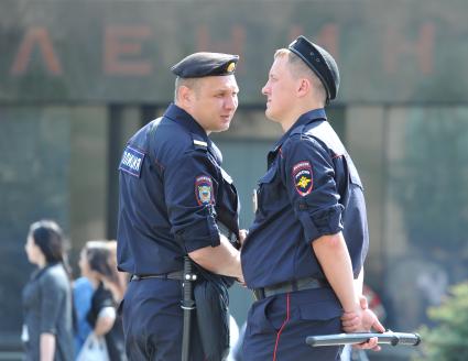 Красная площадь. На снимке: сотрудники полиции следят за порядком.