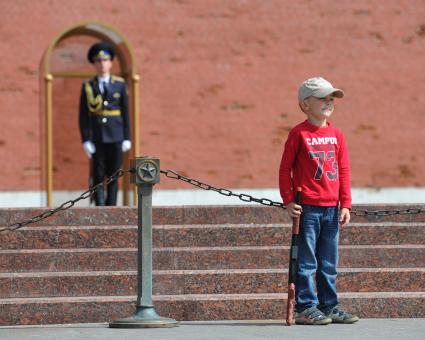 Александровский сад. На снимке: ребенок с игрушечным оружием в руках на фоне солдата стоящего на посту № 1.