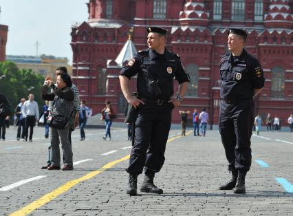 Красная площадь. На снимке: сотрудники полиции следят за порядком.