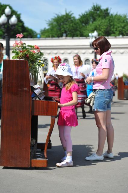 Пианино у входа в Парк Горького.