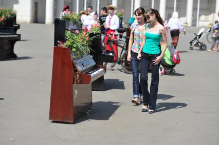 Пианино у входа в Парк Горького.