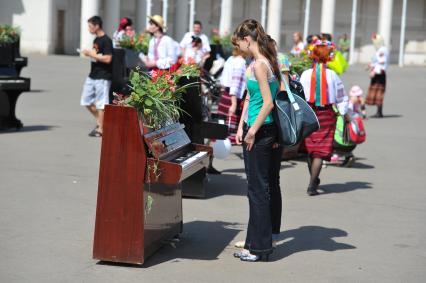 Пианино у входа в Парк Горького.