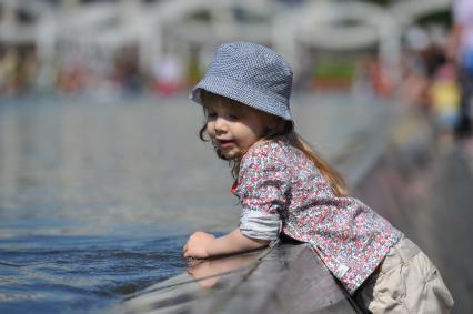 Парк Горького. На снимке: девочка трогает руками воду в фонтане.