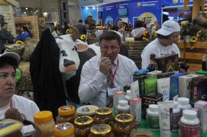 ВЦ `Крокус Экспо`. Международная туристская выставка `Интурмаркет (ITM) - 2013`. На снимке: торговля медом.