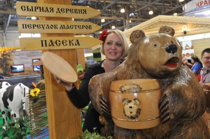 ВЦ `Крокус Экспо`. Международная туристская выставка `Интурмаркет (ITM) - 2013`. На снимке: торговля медом.