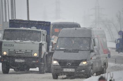 Снегопад в городе. На снимке: автомобильная пробка на шоссе.