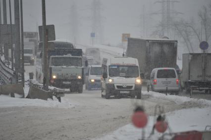 Снегопад в городе. На снимке: автомобильная пробка на шоссе.