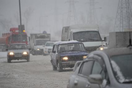 Снегопад в городе. На снимке: автомобильная пробка на шоссе.