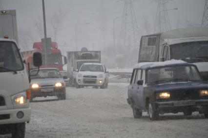 Снегопад в городе. На снимке: автомобильная пробка на шоссе.