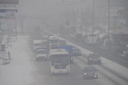 Снегопад в городе. На снимке: автомобильная пробка на шоссе.