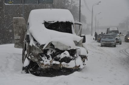 Снегопад. На снимке:аврийный автомобиль на заснеженной дороге.