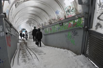 Последствия снегопада. На снимке: заснеженный надземный пешеходный переход.