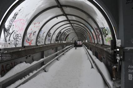 Последствия снегопада. На снимке: заснеженный надземный пешеходный переход.