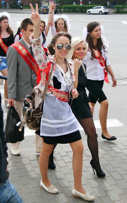 Последний звонок в Нижнем Новгороде. На снимке: школьники гуляют по городу.