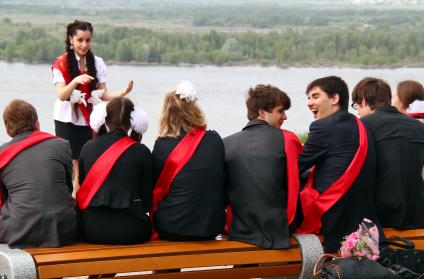 Последний звонок в Нижнем Новгороде. На снимке: школьники на берегу реки.