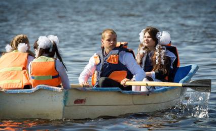 Последний звонок в Екатеринбурге. На снимке: школьники совершают водную прогулку на весельной лодке.