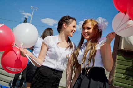 Последний звонок в Екатеринбурге. На снимке: девушки с надувными шариками.