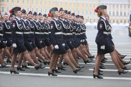 Курсанты Санкт-Петербургского университета МВД РФ во время военного парада, посвященного 68-й годовщине победы в Великой Отечественной войне, на Дворцовой площади в Санкт-Петербурге.