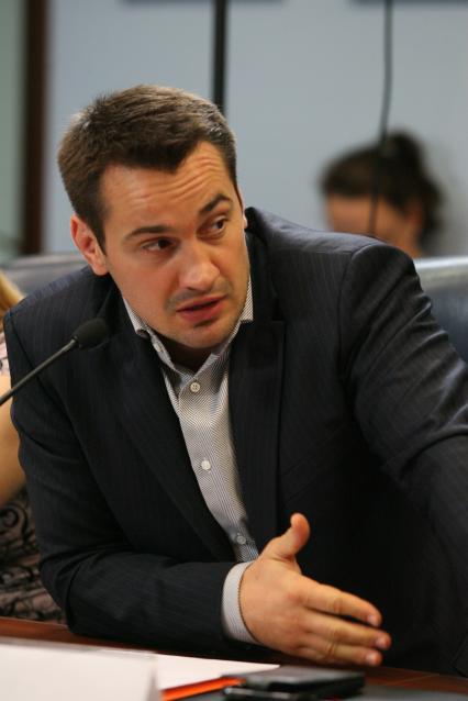 ИД `Комсомольская правда`. Круглый стол на тему: `Россия без дыма: акции в день отказа от курения, начало работы «антитабачного» закона. Какие меры будут применяться по отношению к нарушителям?`. На снимке: член Комитета Государственной думы РФ по физической культуре, спорту и делам молодежи Дмитрий Носов.