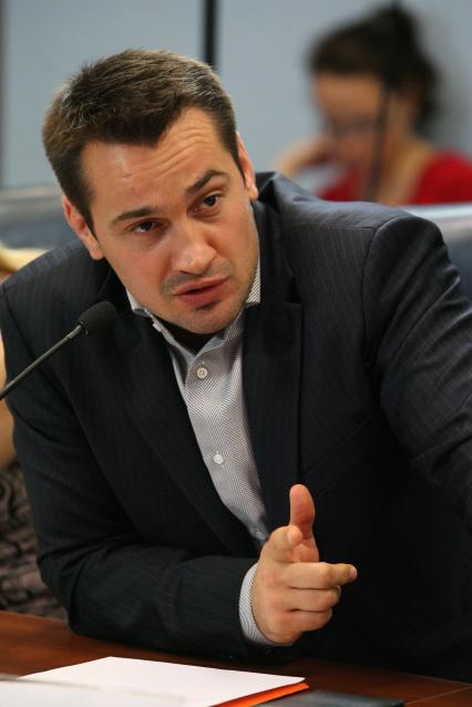 ИД `Комсомольская правда`. Круглый стол на тему: `Россия без дыма: акции в день отказа от курения, начало работы «антитабачного» закона. Какие меры будут применяться по отношению к нарушителям?`. На снимке: член Комитета Государственной думы РФ по физической культуре, спорту и делам молодежи Дмитрий Носов.