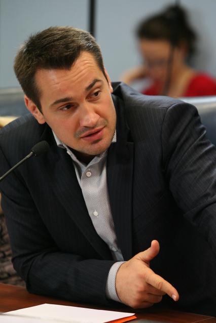 ИД `Комсомольская правда`. Круглый стол на тему: `Россия без дыма: акции в день отказа от курения, начало работы «антитабачного» закона. Какие меры будут применяться по отношению к нарушителям?`. На снимке: член Комитета Государственной думы РФ по физической культуре, спорту и делам молодежи Дмитрий Носов.
