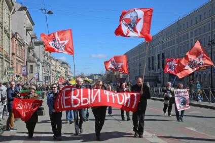 Участники первомайского шествия оппозиционных партий идут по Невскому проспекту.