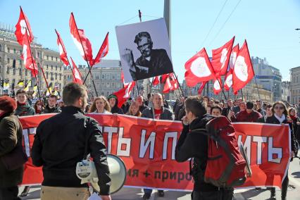 Участники первомайского шествия оппозиционных партий идут по Невскому проспекту.