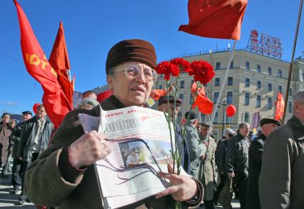 Участники первомайского шествия оппозиционных партий идут по Невскому проспекту.