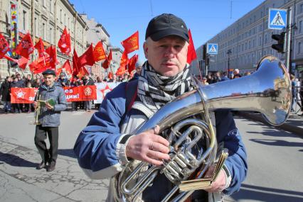 Участники первомайского шествия оппозиционных партий идут по Невскому проспекту.