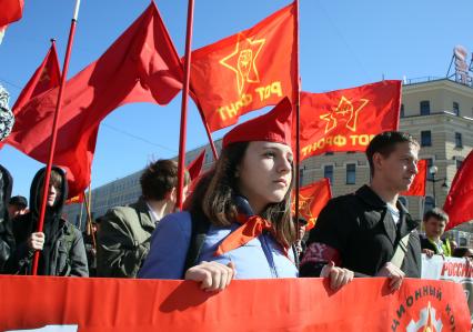 Участники первомайского шествия оппозиционных партий идут по Невскому проспекту.