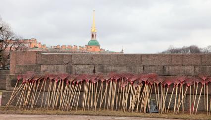 Грабли прислоненные к стене.