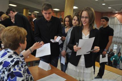 Школьники проходят регистрацию перед сдачей ЕГЭ.