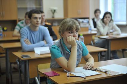 Школьники во время сдачи ЕГЭ. На снимке: девушка сидит за партой