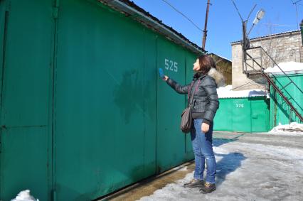 Корреспондент ИД КП Александра Крылова производит замер радиационного фона при помощи дозиметра.