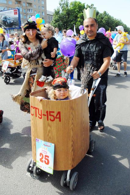 Парад детских колясок в Туле. На снимке: Родители с коляской на манер русских народных сказок.