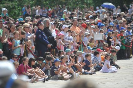 Церемония развода конных и пеших караулов Президентского полка на Соборной площади.