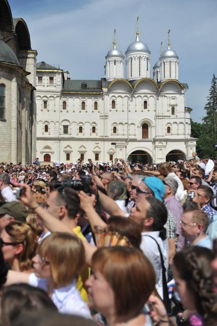 Церемония развода конных и пеших караулов Президентского полка на Соборной площади. На снимке: Патриарший дворец и церковь Двенадцати апостолов.