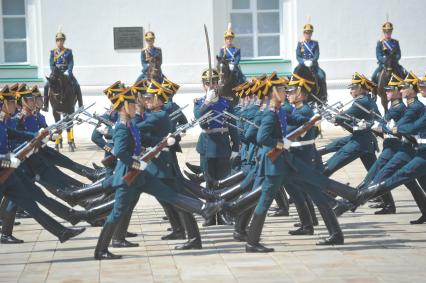 Церемония развода конных и пеших караулов Президентского полка на Соборной площади.