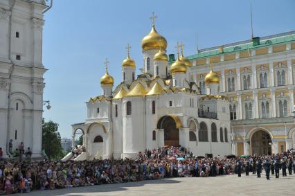 Церемония развода конных и пеших караулов Президентского полка на Соборной площади. На снимке: Благовещенский собор.