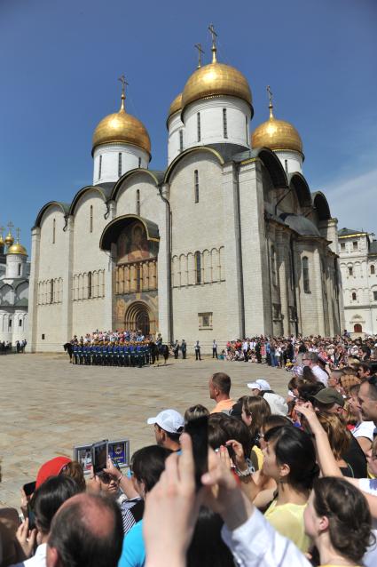 Церемония развода конных и пеших караулов Президентского полка на Соборной площади. На снимке: Успенский собор.