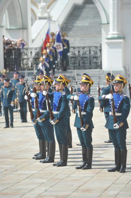 Церемония развода конных и пеших караулов Президентского полка на Соборной площади.