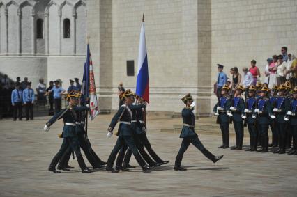 Церемония развода конных и пеших караулов Президентского полка на Соборной площади.