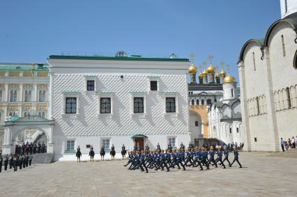 Церемония развода конных и пеших караулов Президентского полка на Соборной площади. На снимке: Грановитая палата.