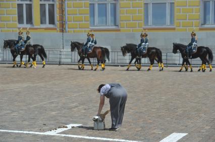 Церемония развода конных и пеших караулов Президентского полка на Соборной площади.