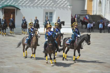 Церемония развода конных и пеших караулов Президентского полка на Соборной площади.