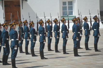 Церемония развода конных и пеших караулов Президентского полка на Соборной площади.