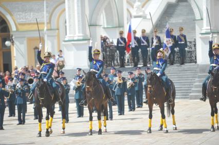 Церемония развода конных и пеших караулов Президентского полка на Соборной площади.