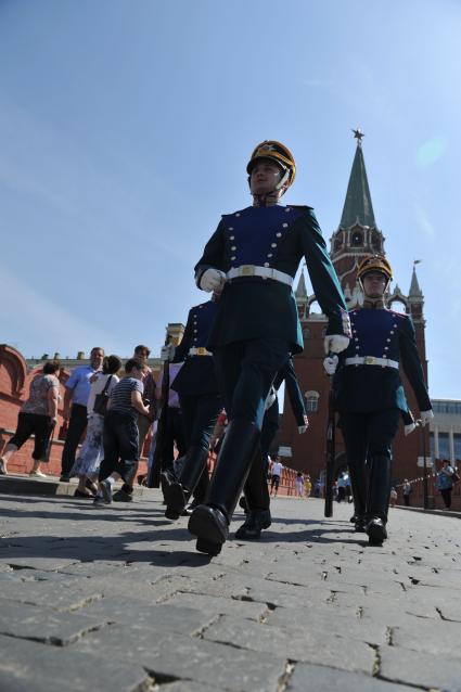 Церемония развода конных и пеших караулов Президентского полка на Соборной площади.